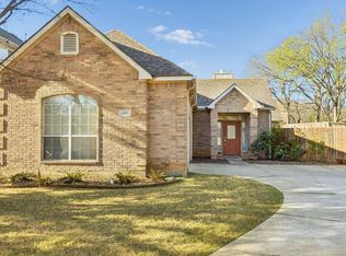 403 Hideaway Ct, Euless, TX 76039