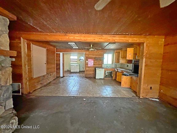 3rd image of 1423 Woody Dr