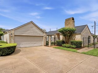2513 Country Club Blvd, Sugar Land, TX 77478