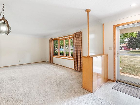3rd image of 1724 Primrose Dr