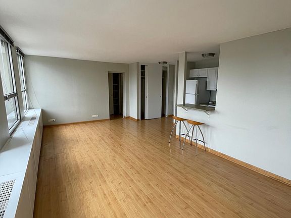 4th image of 2626 N Lakeview Ave APT 810