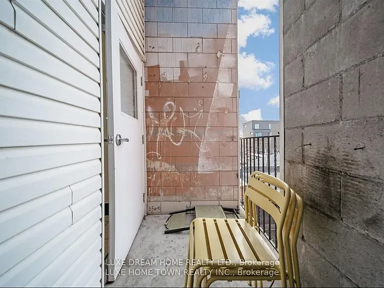 842 Dundas St W — Photo 12