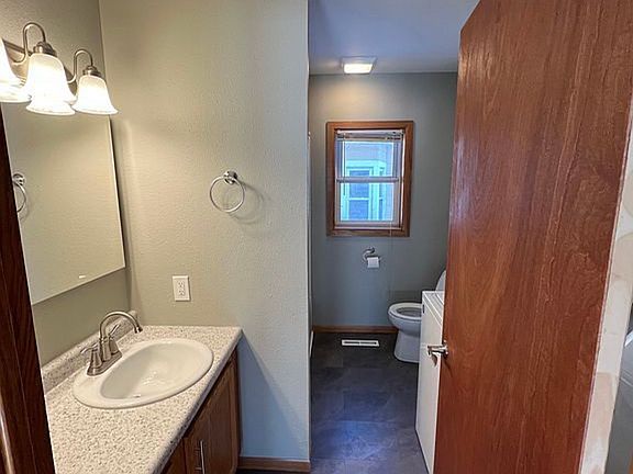 3rd image of 613 E 9th St #613