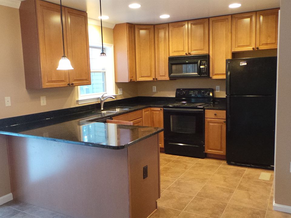 NEW Kitchen- granite, porcelain tile, cabinets, upgraded cut