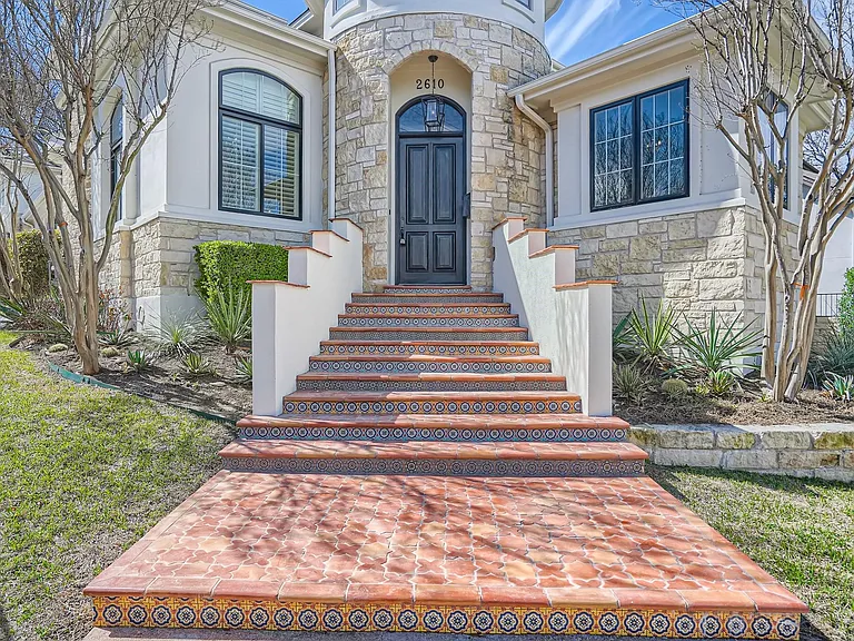2625 McCullough St — Photo 2