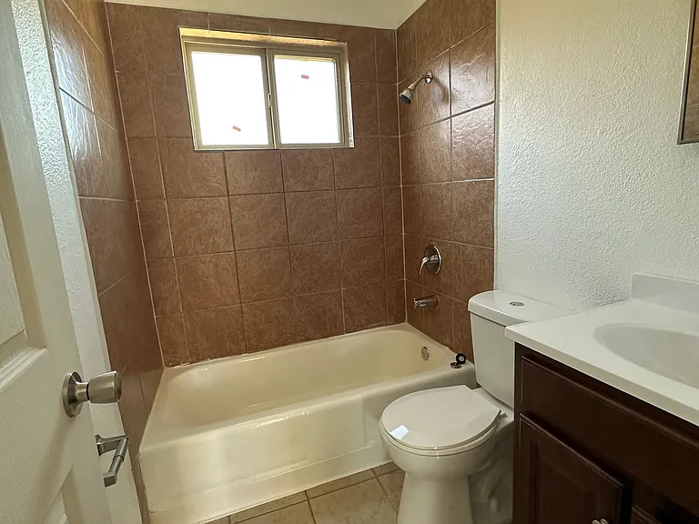 Spacious 2 Bedroom Apartment with Private Backyard — Photo 6