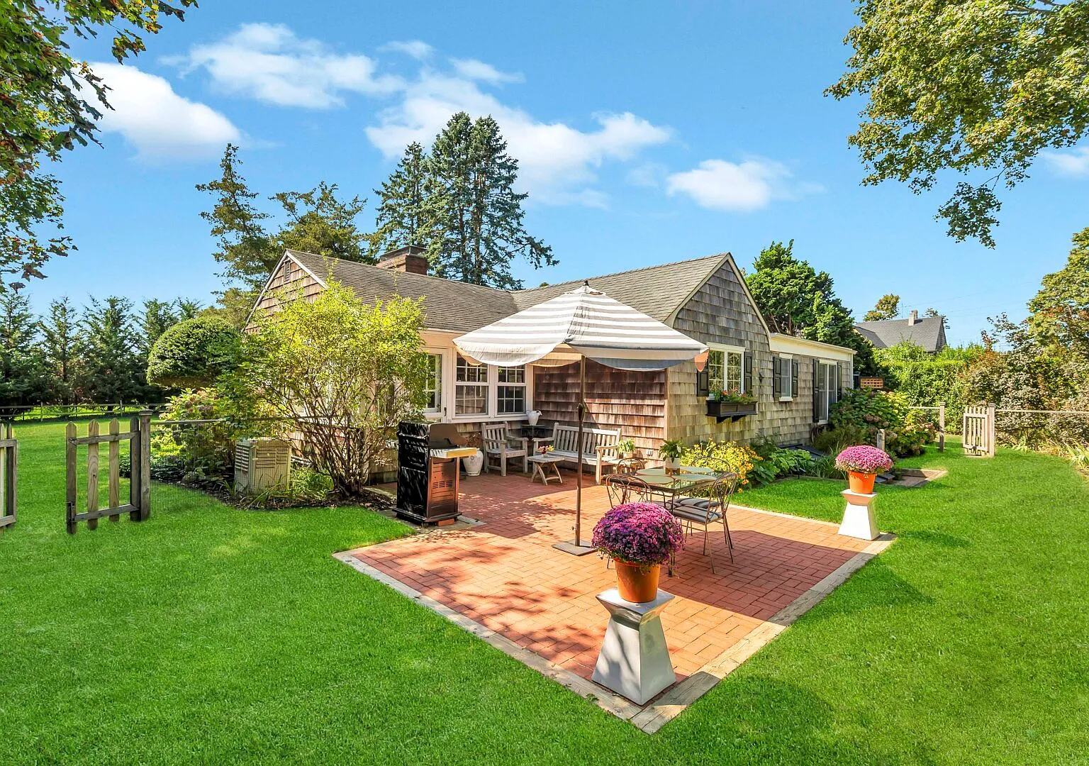 Beautiful cottage on meticulously maintained lawn, — Photo 3