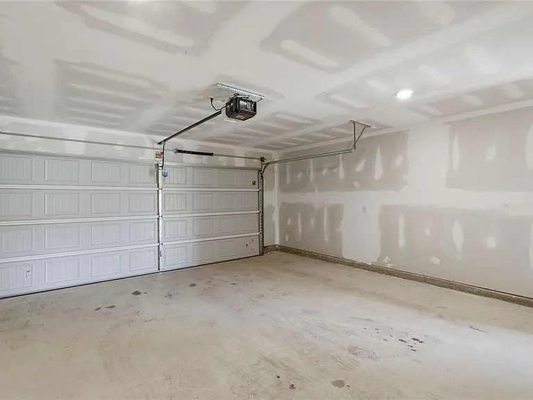 133 Oxford Ln — Photo 31