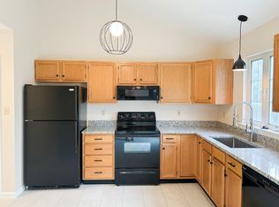 21 Oakgrove Ln, Millersville, PA 17551