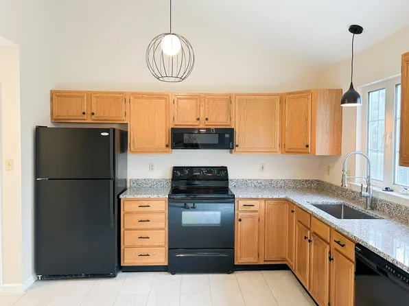 21 Oakgrove Ln, Millersville, PA 17551