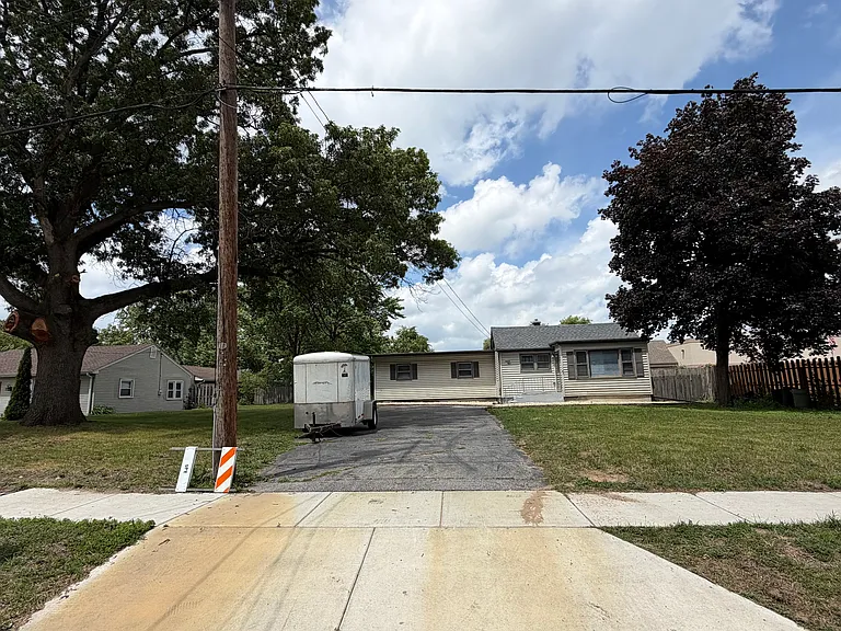 1212 E 39th Pl — Photo 16