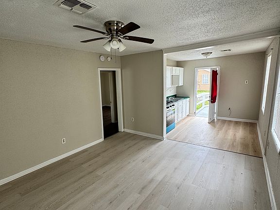 4th image of 2227 Stafford St