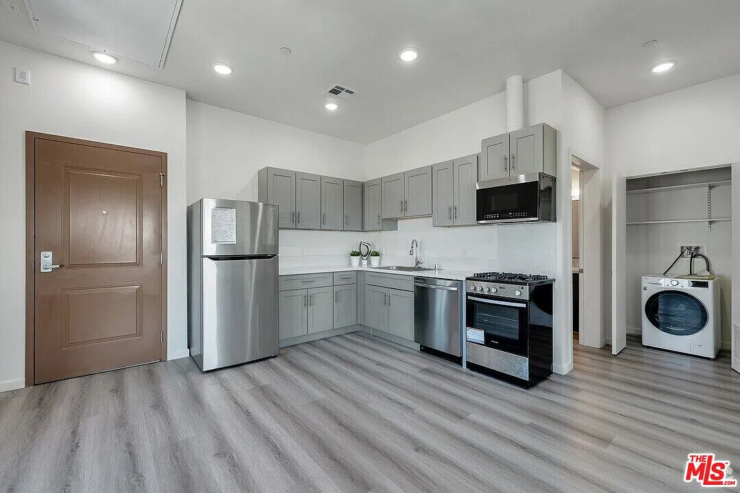 Studio, 1.0 bath, 335 sqft, $1,800 — Photo 2