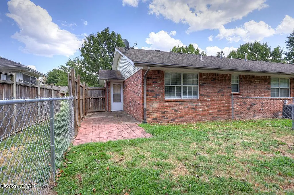2 bed, 2.0 bath, 1241 sqft, $1,250 — Photo 2