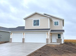 224 Lionheart Dr, Horace, ND 58047