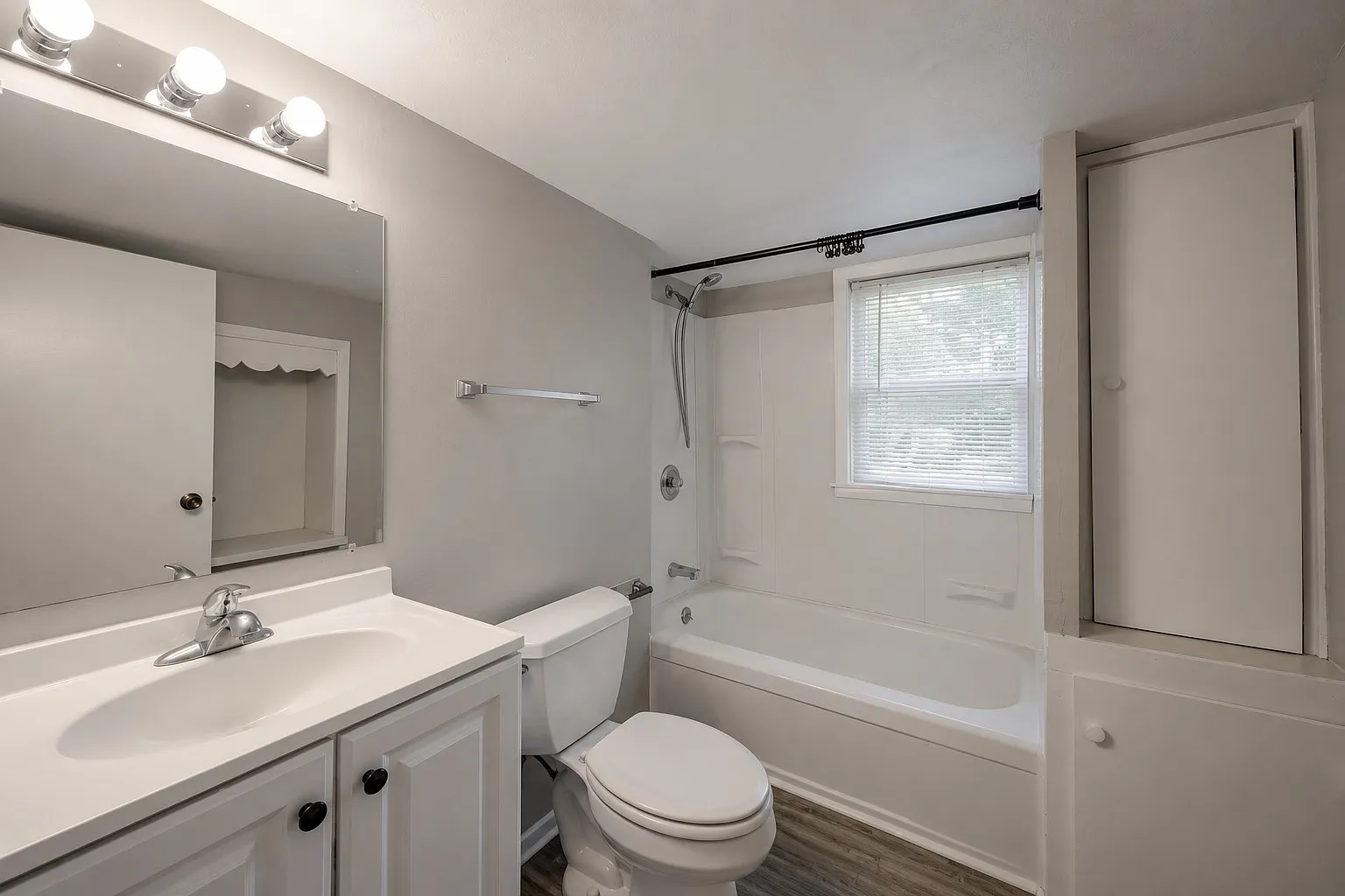446 Thomas St — Photo 4
