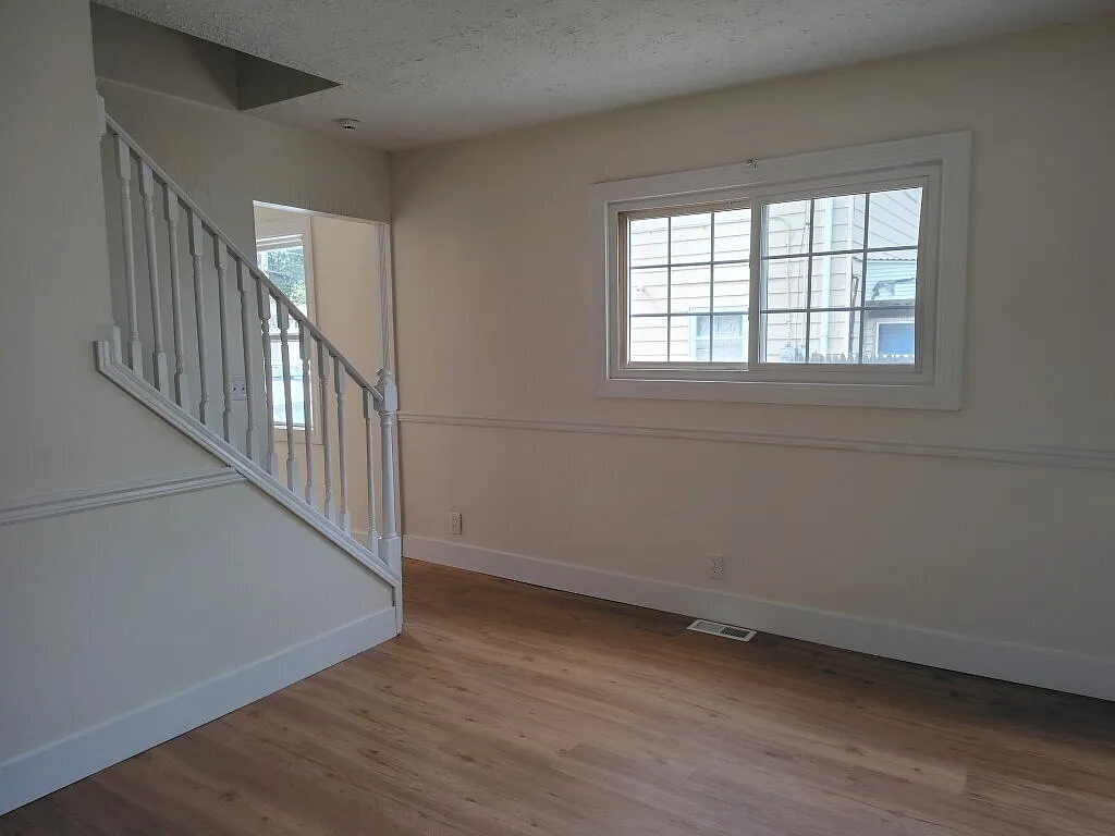 4-Bedroom Home with Detached Garage in Eastlake — Photo 3