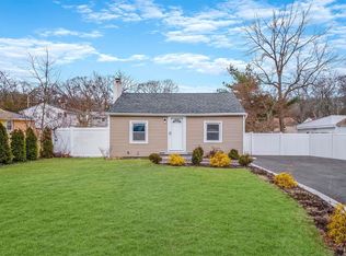 59 Evert St, Huntington Station, NY 11746
