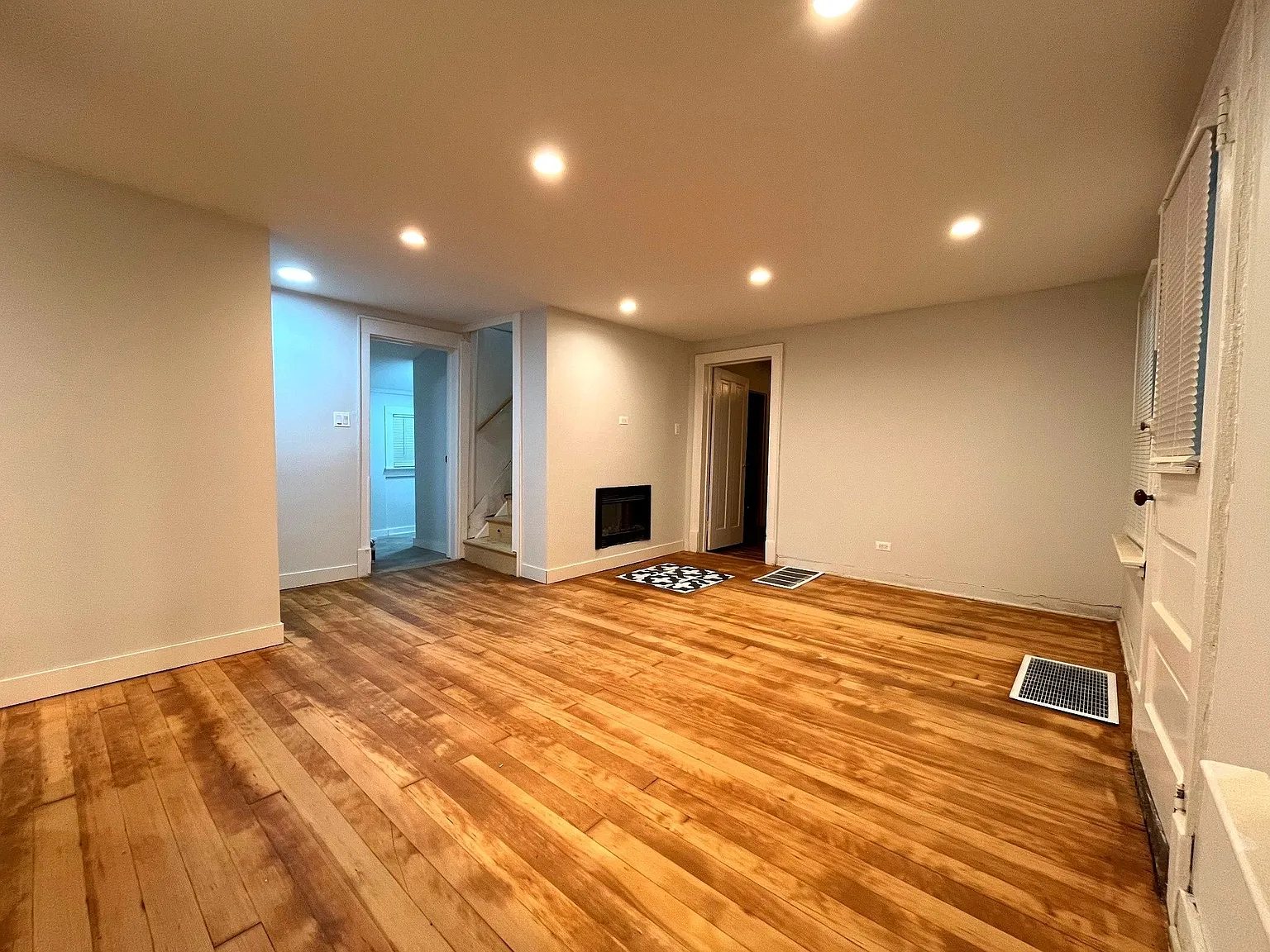 3 bed, 1.0 bath, 1050 sqft, $2,050 — Photo 3