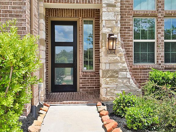 2nd image of 1314 Hackberry Heights Dr