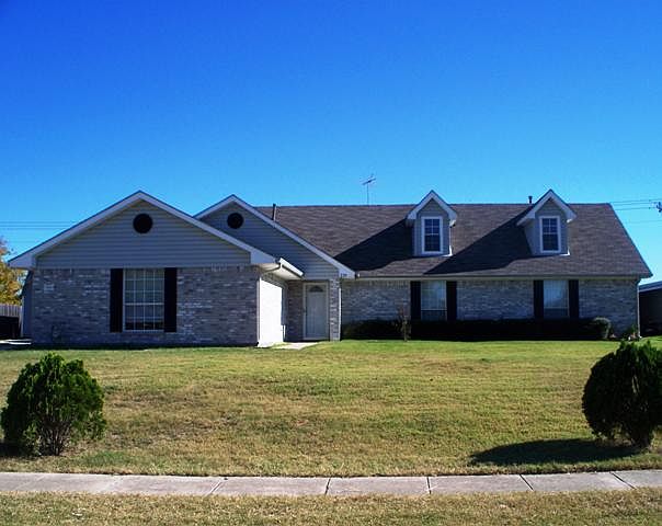 1st image of 220 Country View Ln