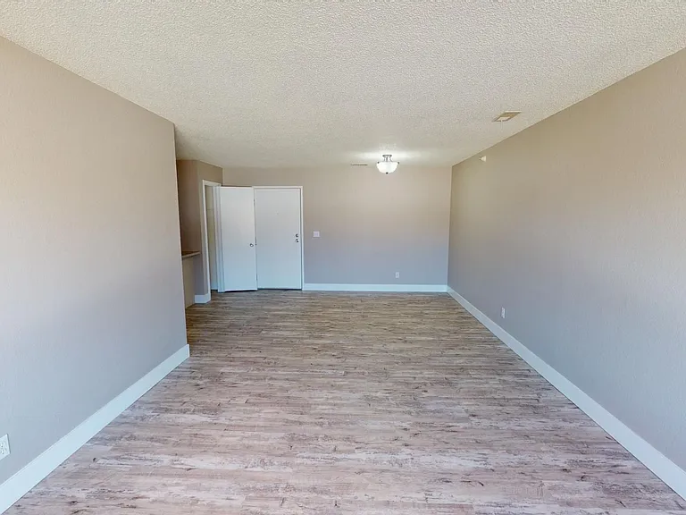 1201 S Hutchins Ave — Photo 5
