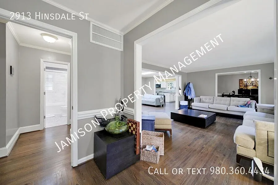 Lovely 3 Bed 2 Bath Ranch Home in South Park! — Photo 2