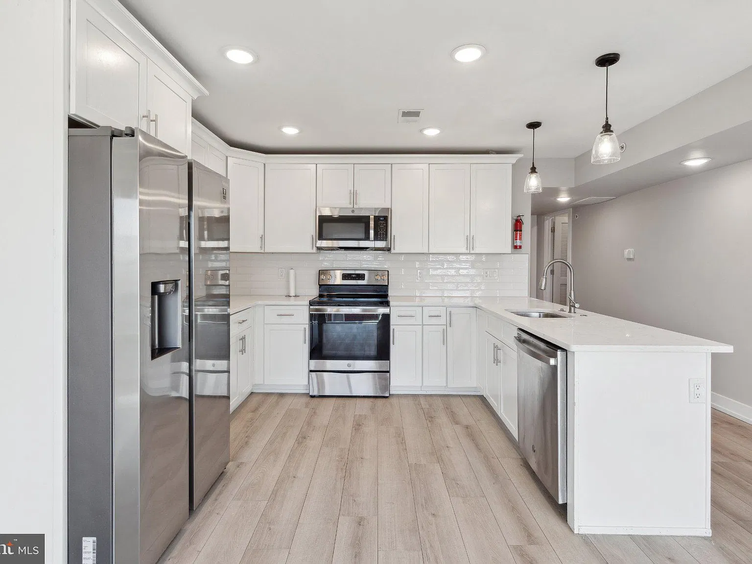 2 bed, 1.0 bath, 2808 sqft, $1,500 — Photo 2