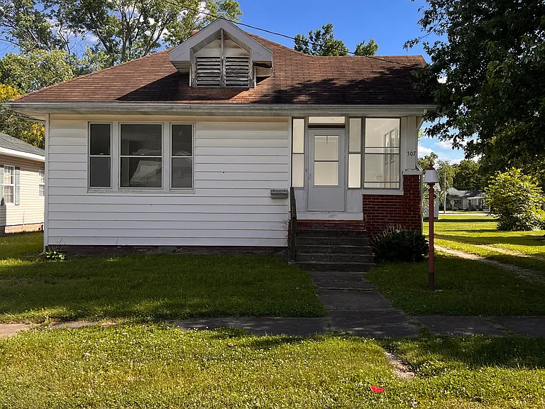 307 E Elm St — Photo 2