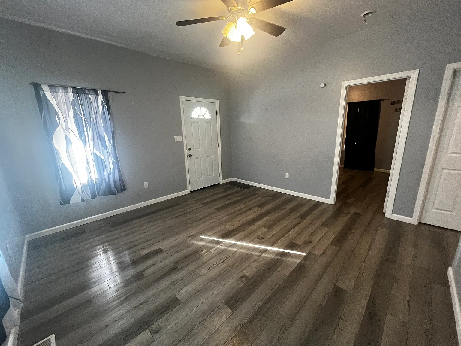 3 bed, 989 sqft, $1,425 — Photo 3