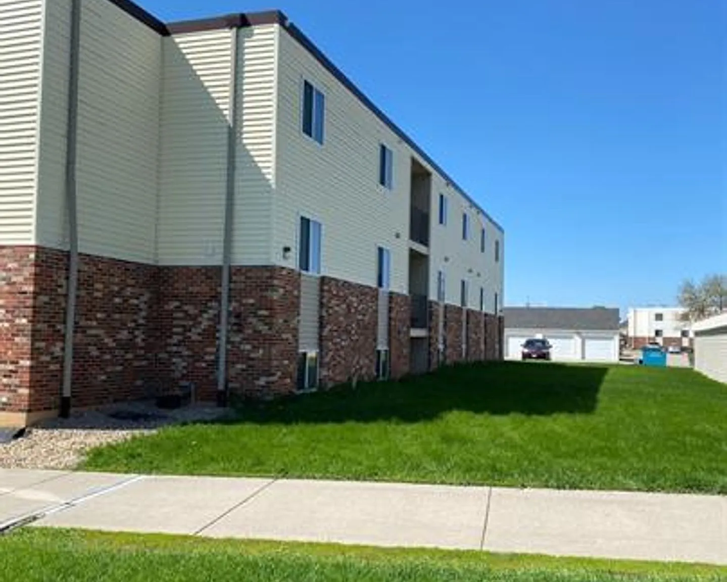 Comfortable, Pet-Friendly Apartments Prime Location & All-Inclusive Perks! — Photo 1