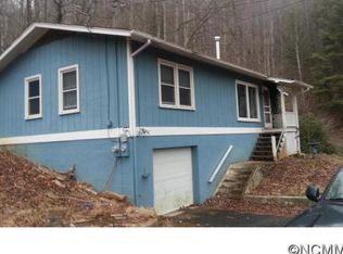 877 Red Maple Dr, Waynesville, NC 28785