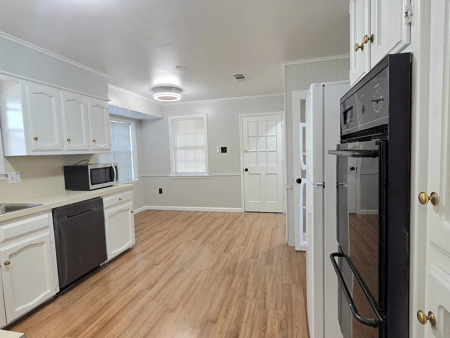 5 bed, 2.5 bath, 2265 sqft, $2,400 — Photo 2