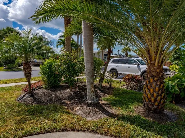 1076 Diamond Lake CIR, NAPLES, FL 34114