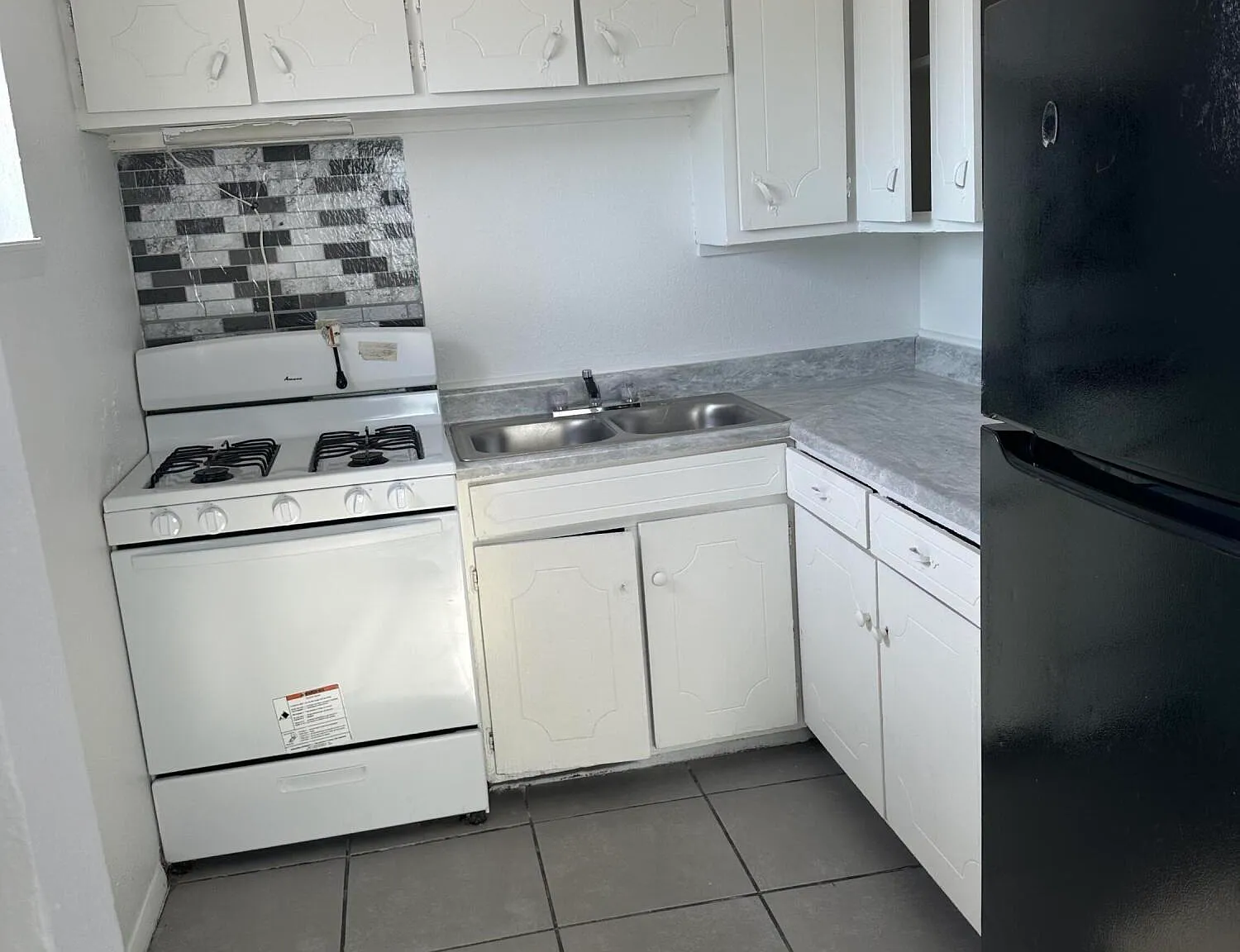 3 bed, 1.0 bath, 650 sqft, $975 — Photo 4