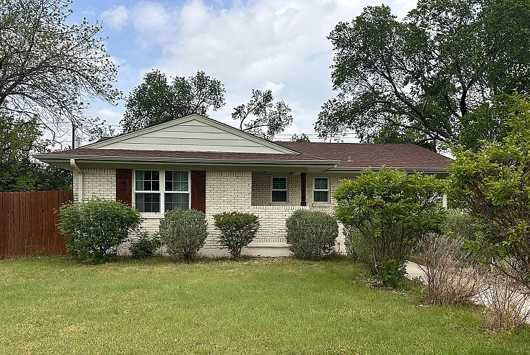105 E Cherokee Dr — Photo 1