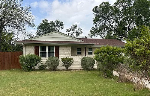 105 E Cherokee Dr Photo 1
