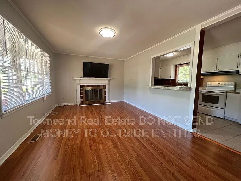 3 bed, 2.0 bath, 1247 sqft, $1,360 — Photo 2