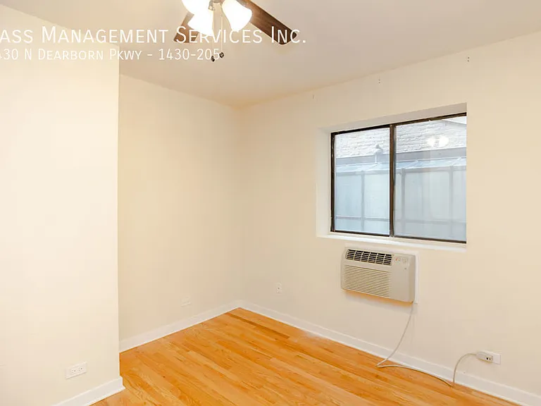 1430 N Dearborn Pkwy — Photo 65