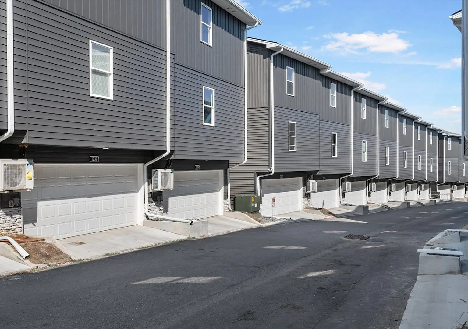 Massive 3 bedroom home close to downtown! — Photo 2