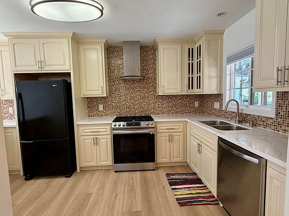 4th image of 22206 Del Valle St