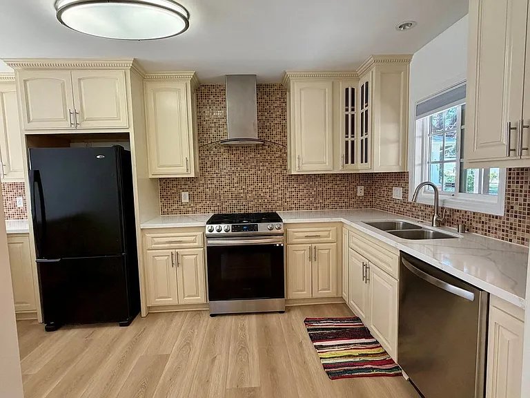 22206 Del Valle St — Photo 4