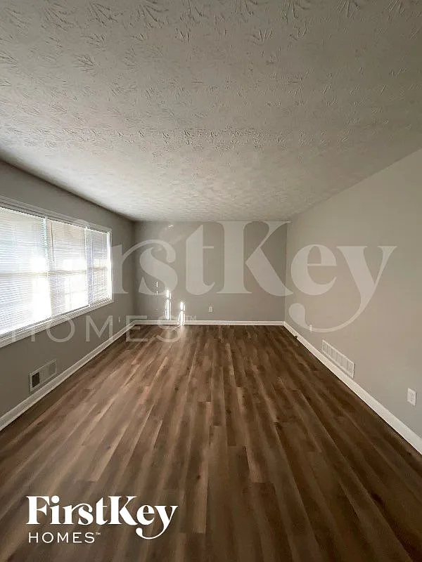 4 bed, 1.5 bath, 1539 sqft, $2,085 — Photo 3