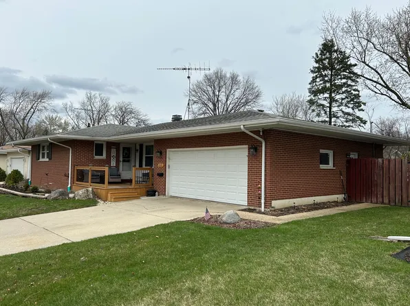 220 Fairview Dr, St Charles, IL 60174