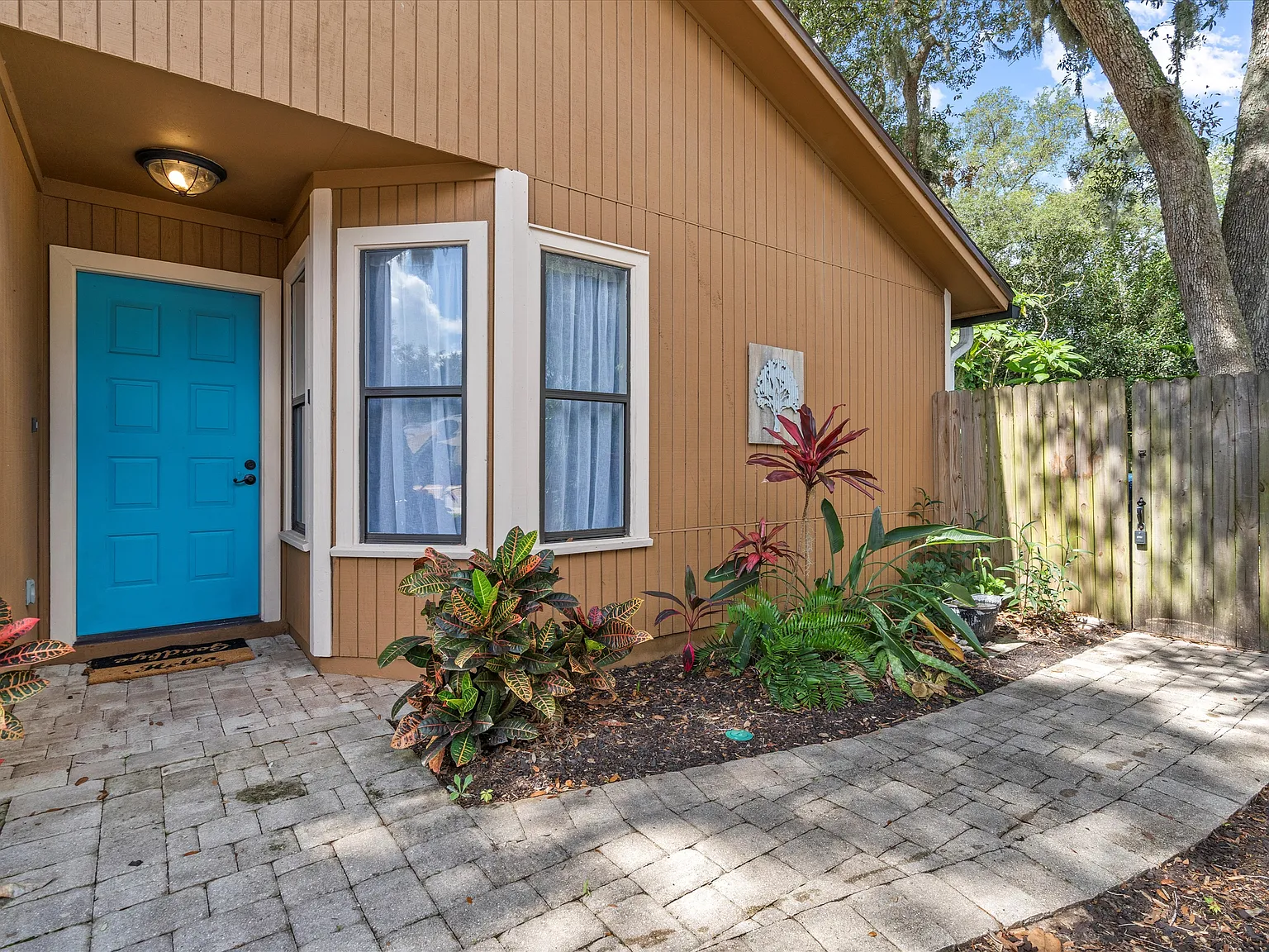 3 bed, 1028 sqft, $2,195 — Photo 1
