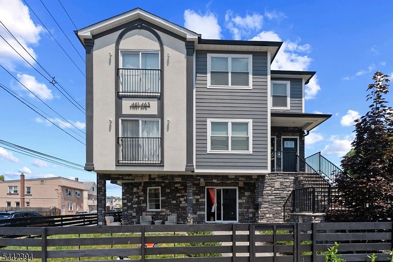 1st image of 461 1St Ave