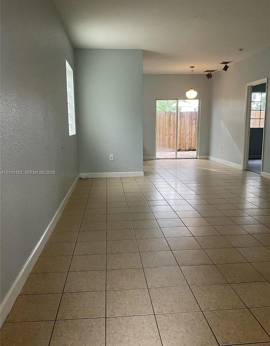 364 NE 25th Pl — Photo 4