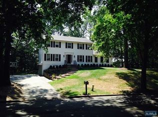 899 Hilltop Ter, Franklin Lakes, NJ 07417
