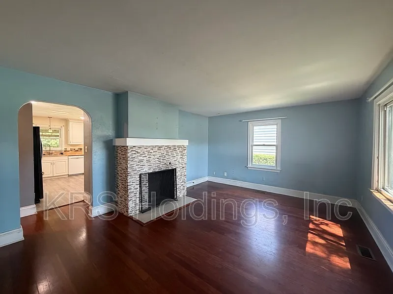 3 bed, 1.5 bath, 1584 sqft, $2,400 — Photo 2