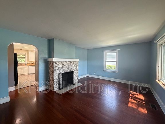 2nd image of 606 E Bayview Blvd